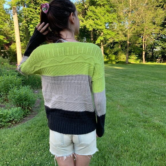 Tri colored pull-over sweater - Picture 3 of 4